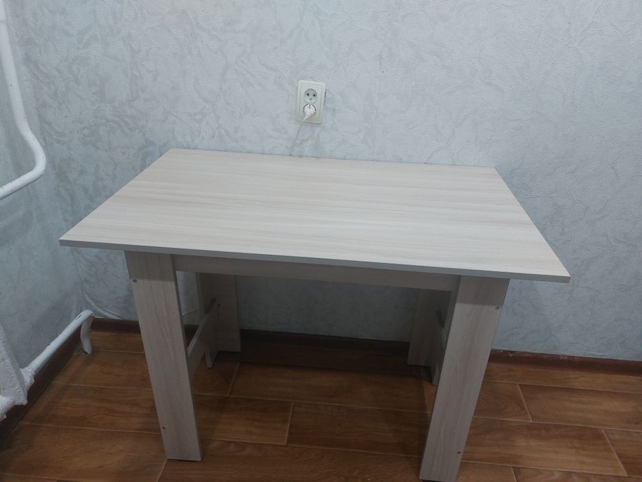 Продам кухонный стол