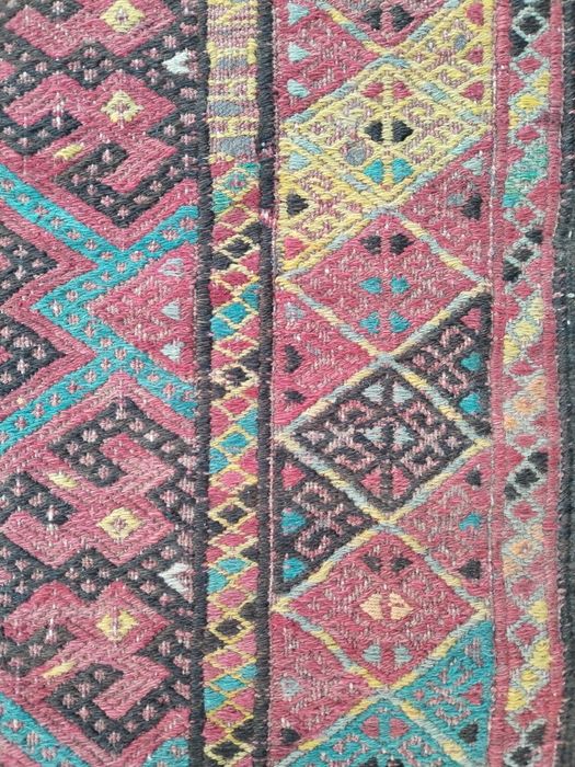 Бир асирдан ошган кулга тукилган колин