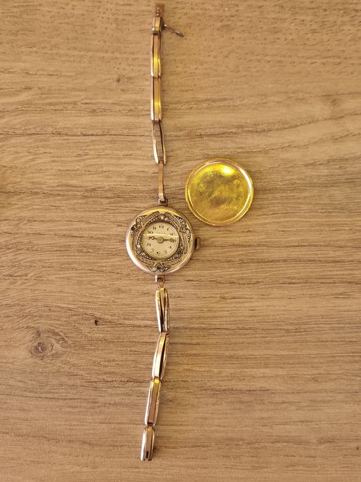 Антични дамски механични часовници