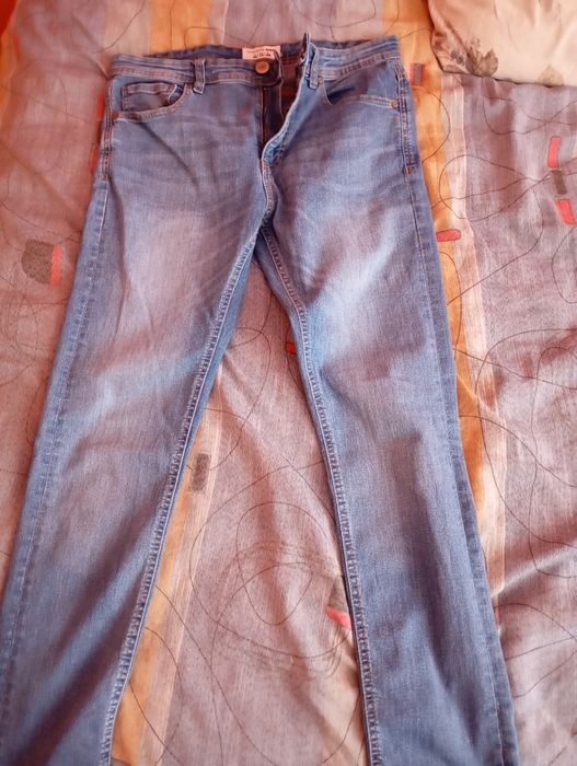 Мъжки дънки за ползване.