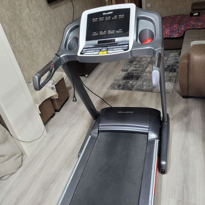 Беговая дорожка. Профессиональная, поднимет самых тяжёлых.