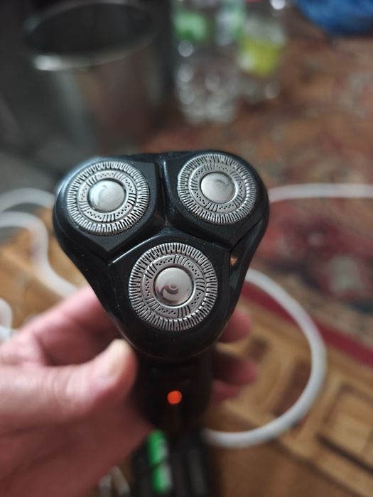 Vând aparat de bărbierit Remington R4