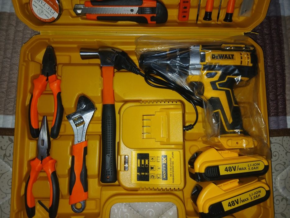 Ударный шуруповерт с набором из 54 инструментов