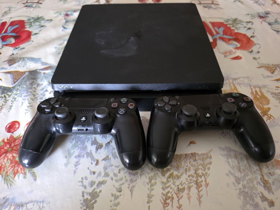 PlayStation 4 / PS4, 1TB, 2 джойстика, кутия
