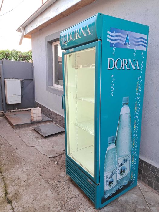 Vând vitrină frigorifică, potrivită pentru terasă, magazin, bar sau restaurant.