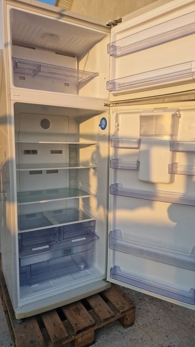Vand frigider Beko.