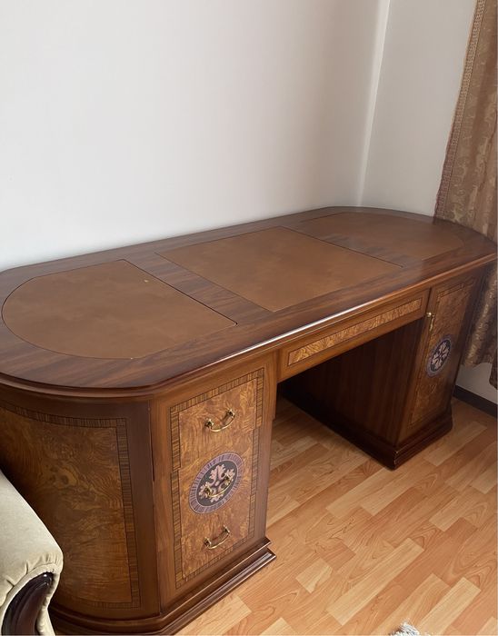 Стол кабинетный.