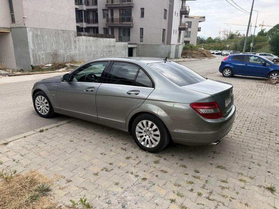Автомобил Мерцедес Ц 220