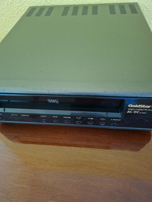 Vand videocasetofon  VCR Goldstar, cu telecomanda