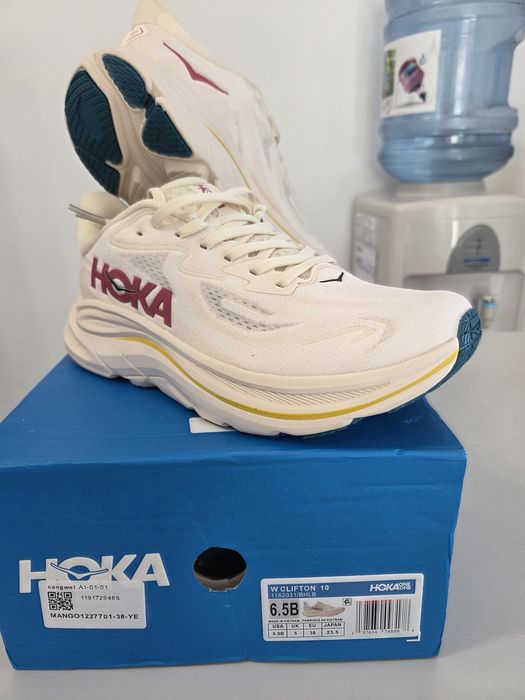 Adidasi Hoka Bondi 9 și Clifton 10