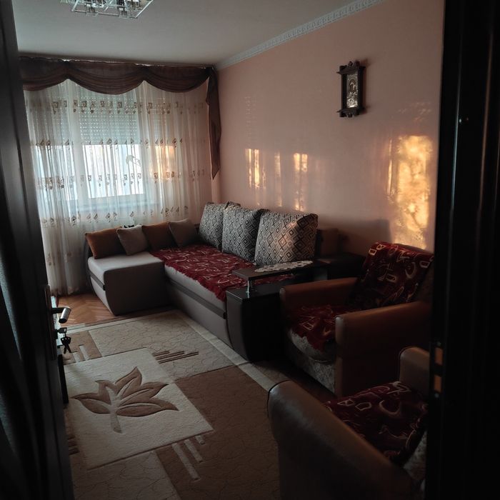 Ofer spre închiriere apartament cu două camere