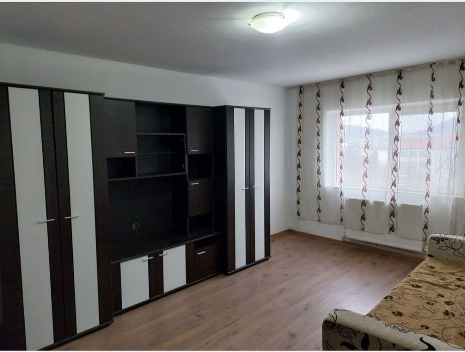 Dau in chirie apartament 2 camere mari 52 mp cu intrari separate