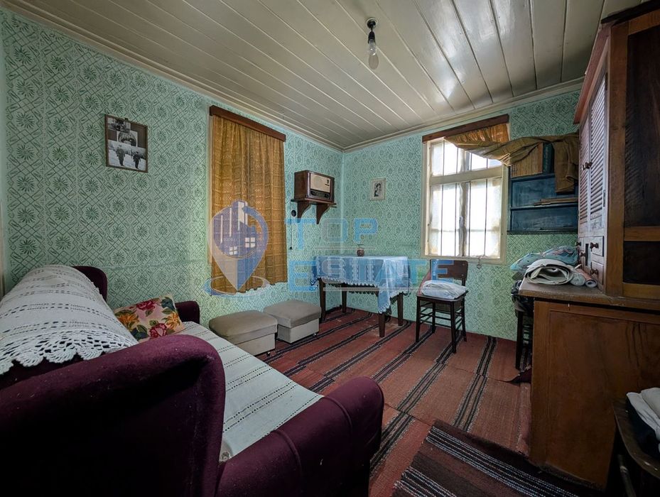 Двуетажна тухлена къща в близост до град Плачковци