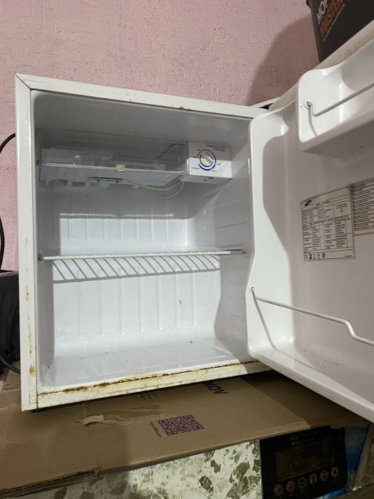 Морозильник и мини-холодильник сатылады.