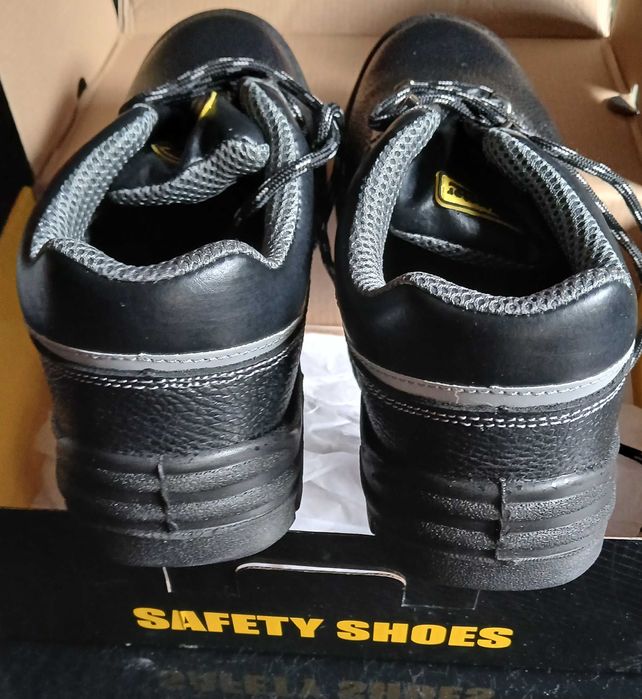 Нови работни обувки, номер 44