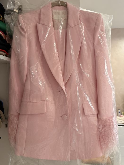 Розов костюм Zara с пера