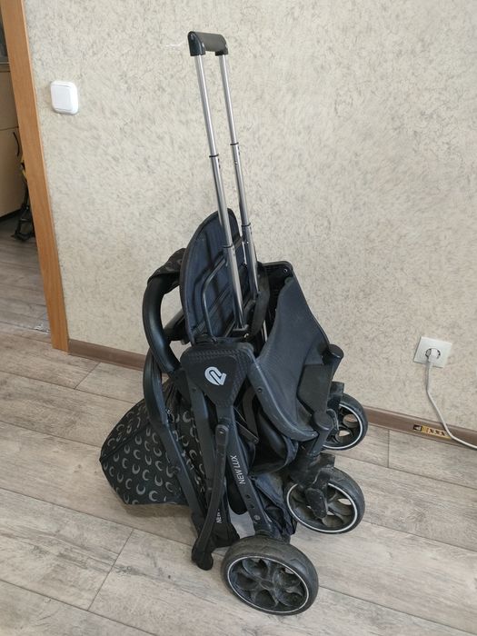Продам прогулочную коляску NEW LUX "складывается чемоданчиком"
