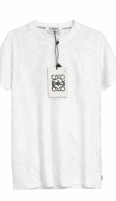 Loewe бяла тениска с релефен монограм