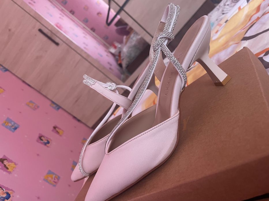 Бежави токчета с блестящи камъни