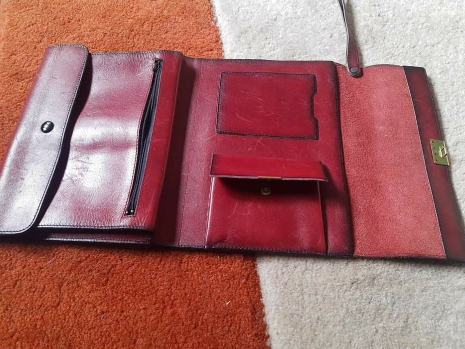 Vând geantă de piele de bărbați.