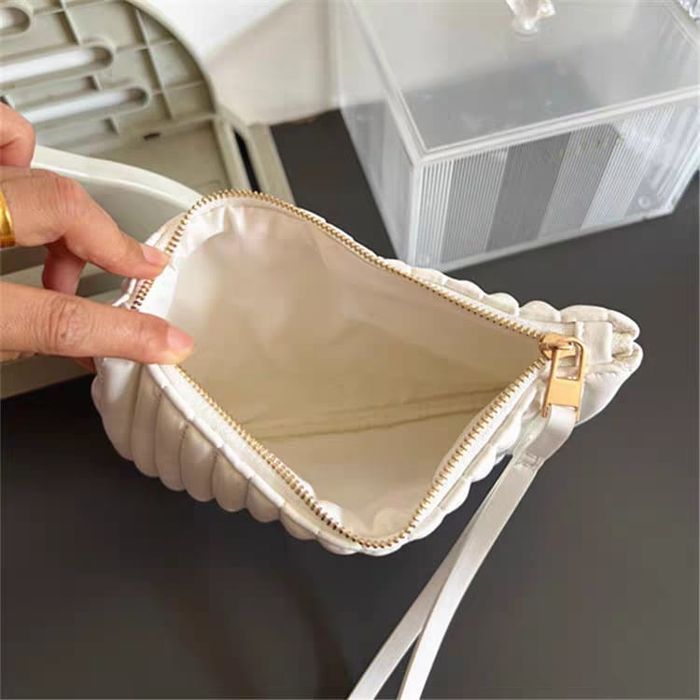 Красивый белый клатч