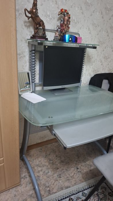 Стол компьютерный, стеклянный