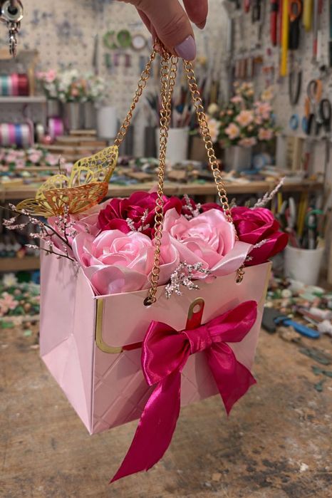 Елегантна подаръчн а кутия с рози в няколко нюанса . 8ми март .