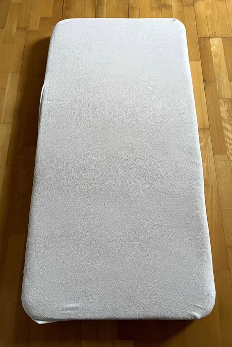 Saltea din spumă pentru pătuț cu 5 cearșafuri cu elastic