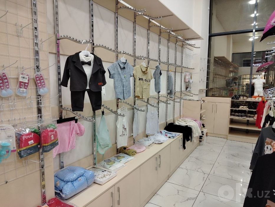 Bolalar kiyimlari do'koni mebeli