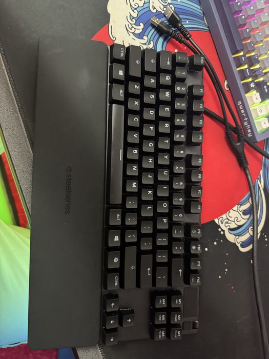 Vand tastatura Apex TKL 7 ca nou