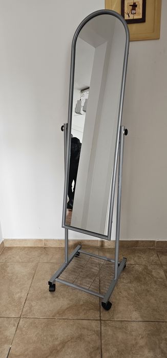 Oglinda pe roti reglabila