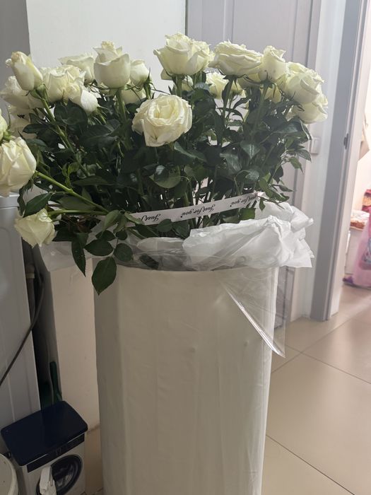 Белые розы в коробке