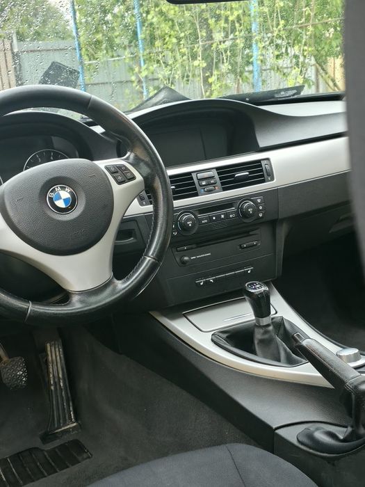 BMW E90 318i Benzină • Manual