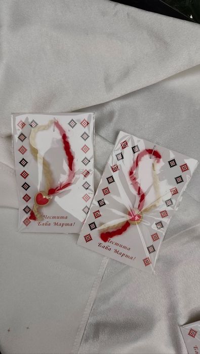 Букет с цветя от соев восък мартенички осми март