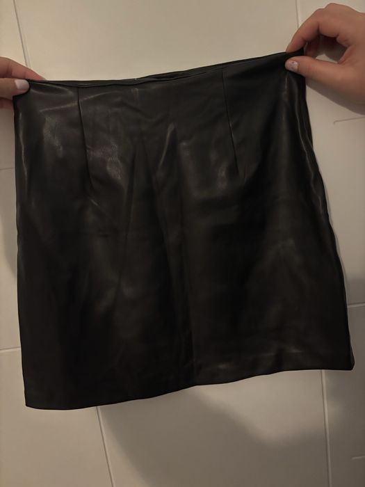 Дамска къса кожена пола с цепка Pull&Bear