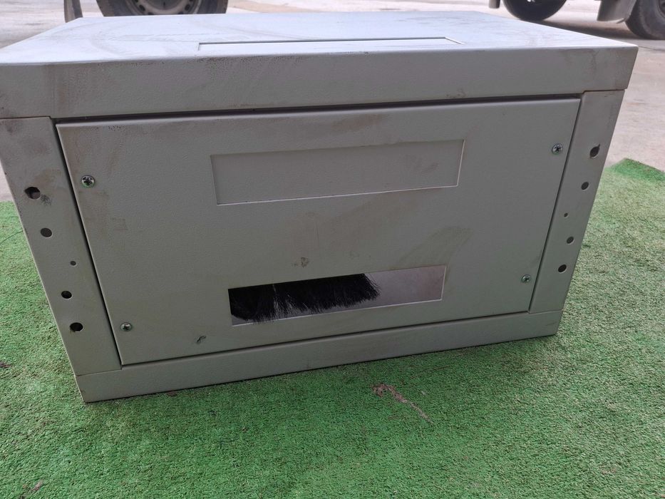 Метален шкаф с стъклена вратичка ключ