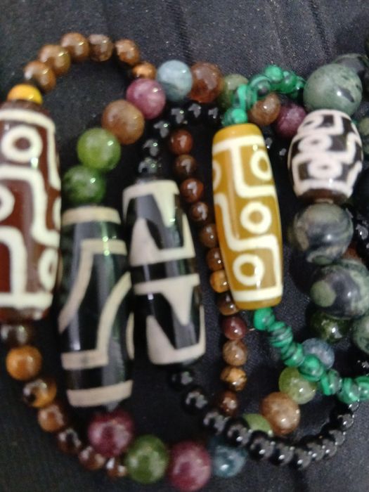 Бусины дзи браслет