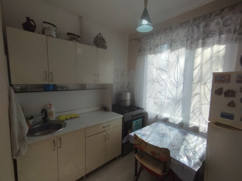 2 комнатная в 7 мкрн 1 этаж