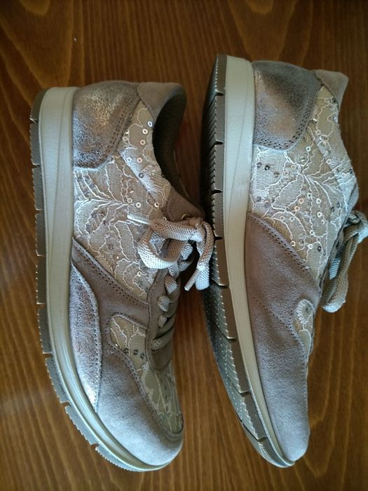 Модерни златисти маратонки номер 37