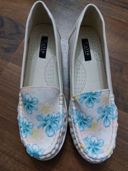 Mocasini beige cu model mărimea 36