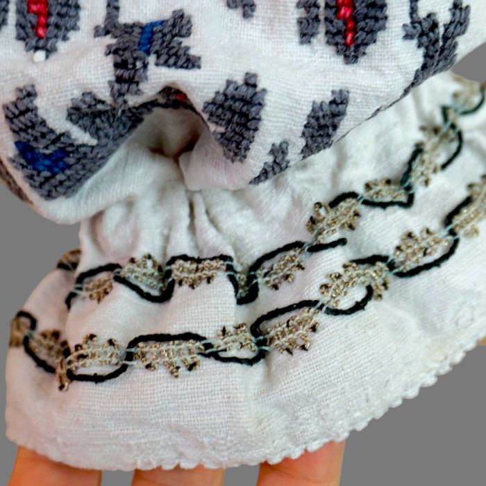 Costum popular vechi din Banat pe canepa cu catrinta fir metalic M-L