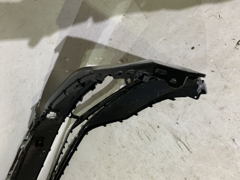 Bara fata VW Passat, B8, facelift, Highline, 2019, 2020, 2021, 2022, 2023, cod origine OE 3G0807221F, cu gauri pentru senzori de parcare (4). Are o minifisura in partea dreapta jos, nu se vede daca este cromul clipsat.