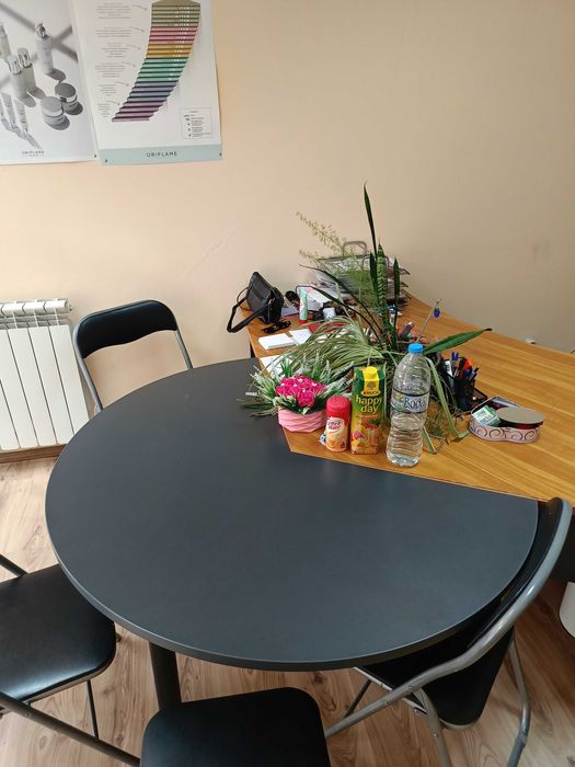 Офис бюро с кръгла маса