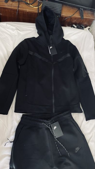 Оригинален Nike tech fleece екип M Черен/ Горнище + долнище