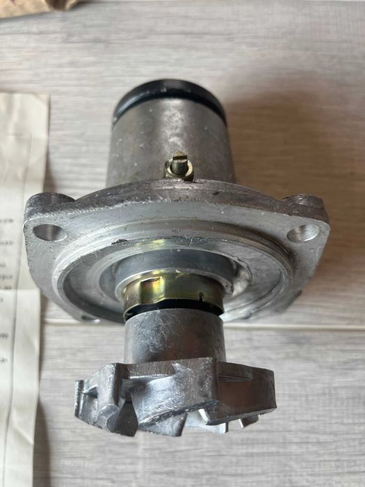 продавам чисто НОВА оригинална водна помпа за Жигули / Лада / ВАЗ