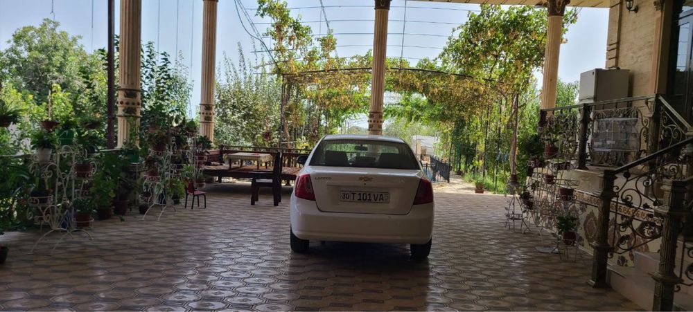 Katta hovli sotiladi