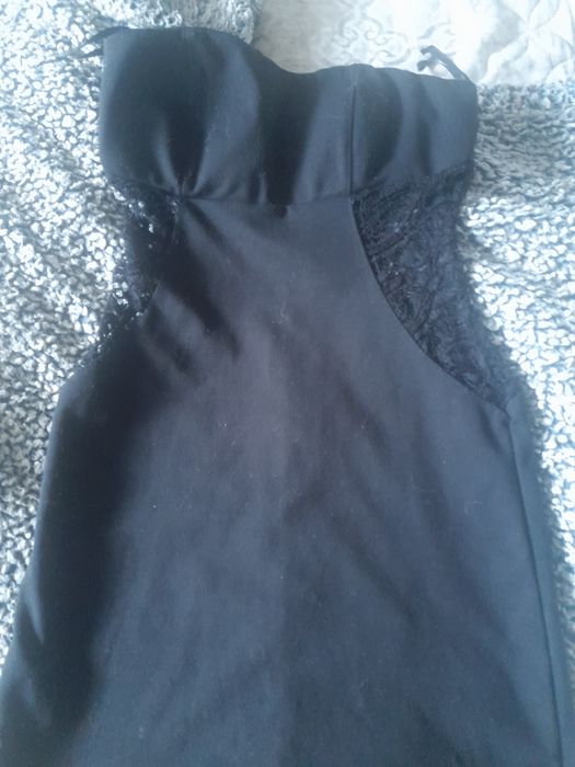 Дамска, къса, черна рокля. Без презрамки.  Спортно-елегантна.