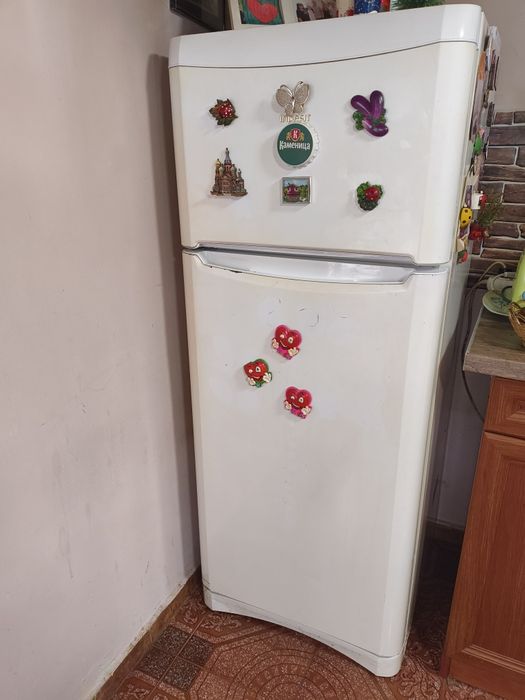 Продавам хладилник с фризерна част Indesit