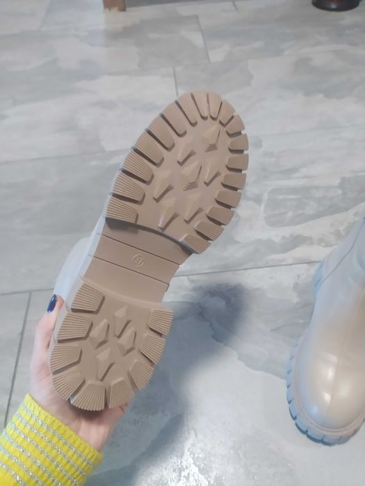 Боти в бежов цвят