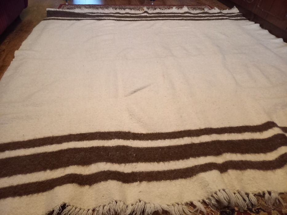 Вълнени ръчно тъкани одеяла с ресни..